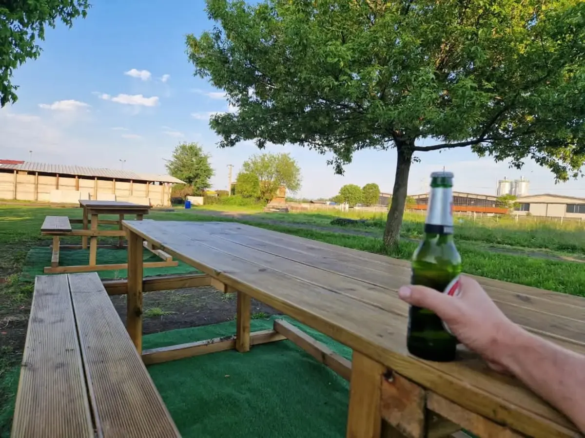 Tavoli all'aperto sotto gli alberi